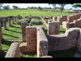 05949 ostia - regio iii - insula vii - domus fulminata (iii,vii,3-4) - hof - blick ri westen.jpg